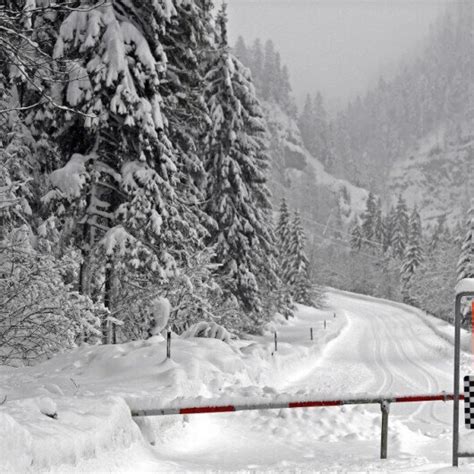 Tadjikistan Le Bilan Des Avalanches S Alourdit Morts