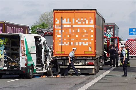 Transporter Und Lkw Sto En Auf Der A Zusammen Bilder Zum Unfall