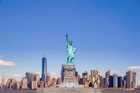 Premium Photo The Statue Of Liberty With The One World Trade Building