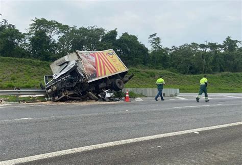 Colisão Entre Dois Caminhões E Uma Carreta Deixa Um Ferido Grave Na