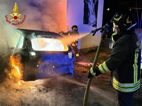 Auto A Fuoco Nella Notte Indagini In Corso Per Accertare La Natura Del