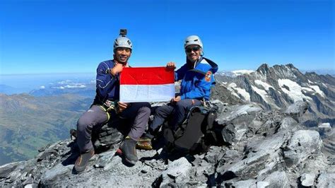 Di Tengah Cuaca Ekstrem Pendaki Indonesia Berhasil Capai Puncak Gunung