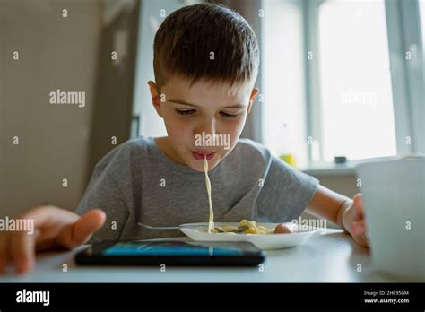 Enfant Mange Un Spaghetti Banque De Photographies Et Dimages Haute