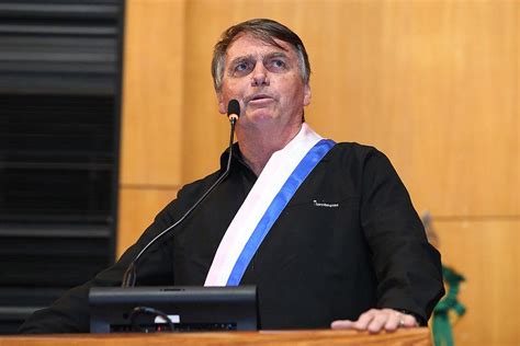 Jair Bolsonaro critica reforma tributária e fala em traíras após voto