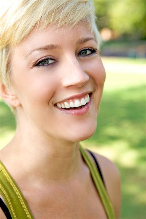 Belle Fille Blonde Avec Un Joli Sourire Image Stock Image Du Blonde