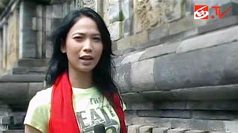 kinaryosih kagumi arsitektur candi showbiz liputancom