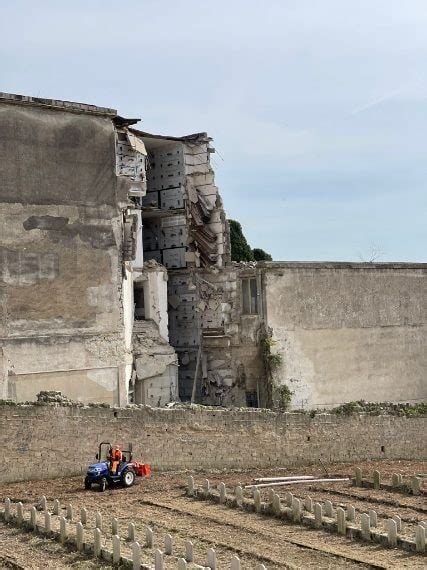 Crollo Al Cimitero Di Napoli Le Bare Ancora Sospese Nel Vuoto Sui