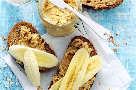 Volkorenboterham Met Pindakaas En Banaan Recept Allerhande Albert Heijn