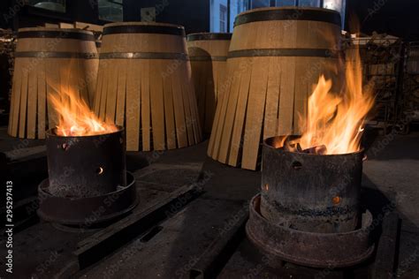 La Fabrication De Tonneaux La Fabrication De Barils Une Tonnellerie