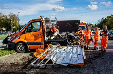 Unfall Auf B10 Bei Ebersbach Lkw Kracht In Sicherungsfahrzeug