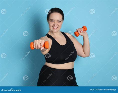 Mujer Feliz Con Sobrepeso Haciendo Ejercicio Con Campanas Sucias En