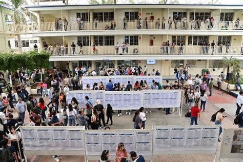 Miles De J Venes Abarrotan Instalaciones De La Uas Para Examen De