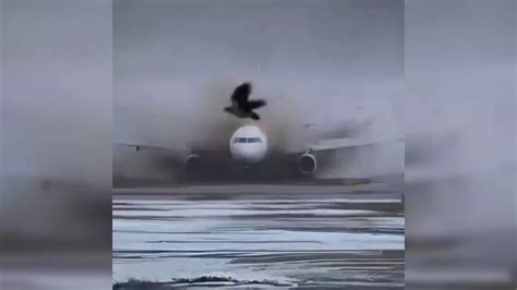 Un avión se sale de una pista helada atravesando agua y barro