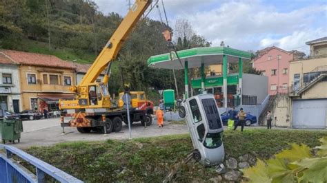 Se Olvida De Poner El Freno De Mano Y Su Coche Acaba En El Cauce Del