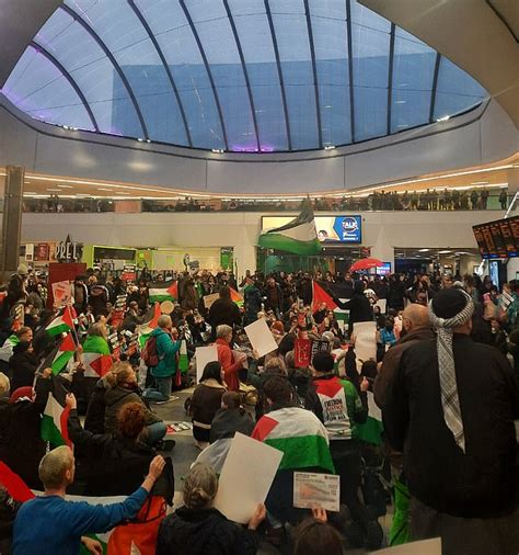 Birmingham New Street station is invaded by pro-Palestinian supporters ...