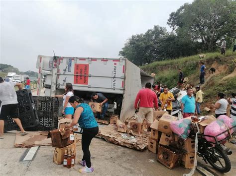 Vuelca tráiler con cerveza rapiña no se hizo esperar La Jornada Veracruz