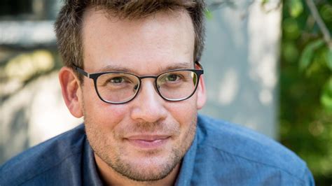 John Green completa 47 anos neste sábado relembre 5 obras do autor