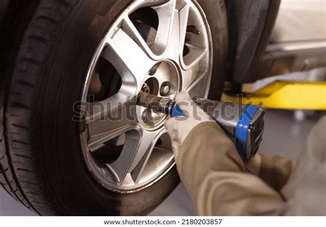 110,189 Fix Car Tools Images, Stock Photos & Vectors | Shutterstock