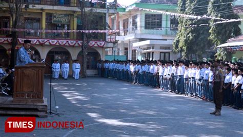 Ribuan Santri Di Gresik Upacara Bendera Menggunakan Bahasa Arab Dan