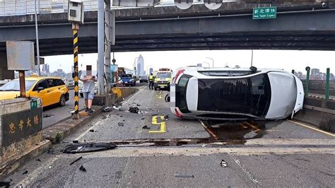 女駕駛自撞忠孝橋分隔島 汽車90度翻覆橫躺橋上 新北市 自由時報電子報