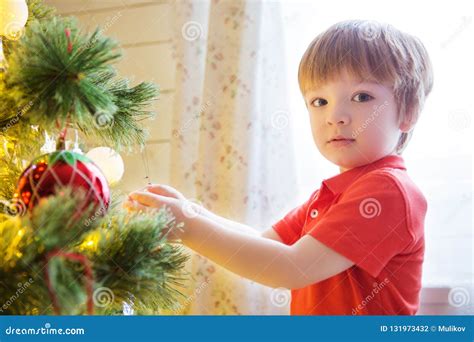 Kind Das Zu Hause Weihnachtsbaum Verziert Familie Mit Kindern Feiern Winterurlaube Stockfoto