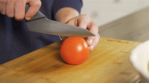 How To Cut A Tomato A Guide To Slicing Chopping And Dicing Tomatoes