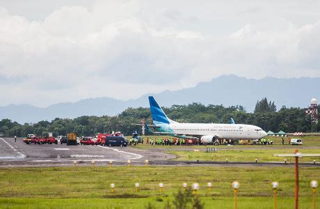 Airport Officials Examine Garuda Indonesias Boeing Editorial Stock