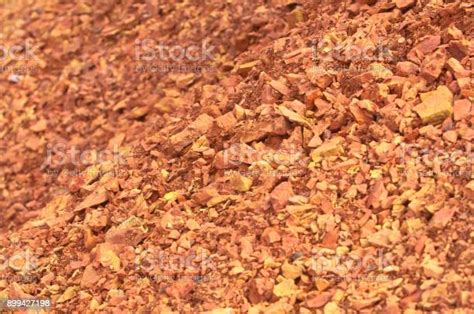 Tambang Bauksit Batuan Sedimen Bauksit Lapuk Mentah Di Permukaan Foto