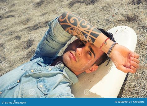 Un Hombre Guapo En La Playa Imagen De Archivo Imagen De Brazo Trendy