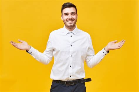 Eu não faço ideia emocional atraente jovem barba por fazer sorrindo