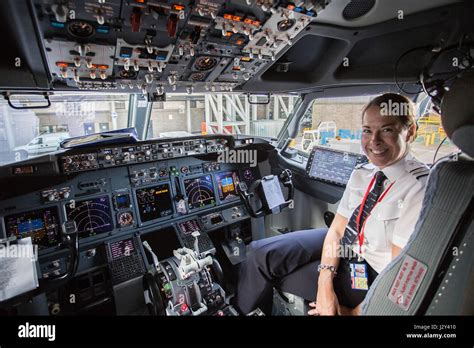 cockpit of modern jetliner with female co-pilot Stock Photo - Alamy