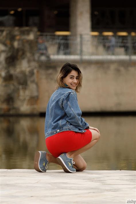 Mia Valentine : r/uhdwallpaper