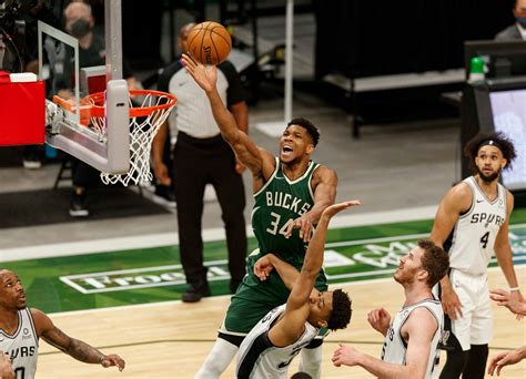 Giannis Bucks Clip Spurs For 6th Straight Victory