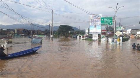 Foto Foto Banjir Yang Menutup Sejumlah Akses Di Baleendah Dan