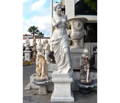 Escultura monumental con peana de venus tallada en mármol blanco de