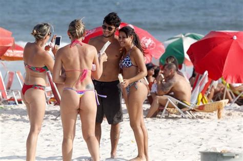 Ego Bruno Gissoni Troca Beijos A Namorada Em Dia De Praia No Rio