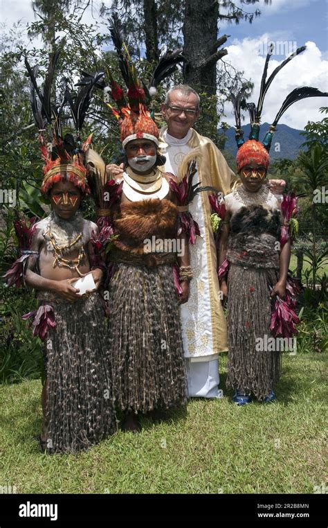 Papua New Guinea Eastern Highlands Goroka Three Papuan Girls In