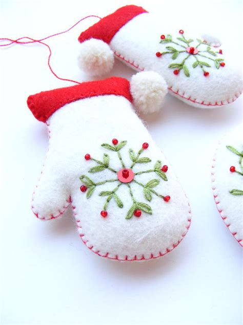 Felt Pdf Sewing Pattern Embroidered Mittens And Tiny Wreath Christmas