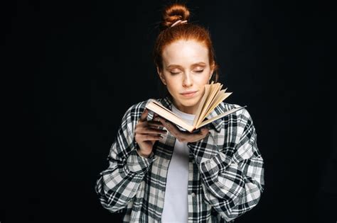 Retrato De Estudante Universit Rio Encantador Jovem Em P Os Olhos