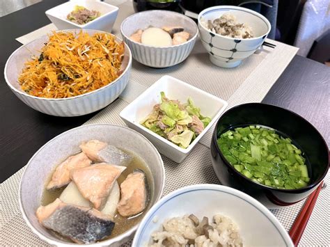 まりこすいつからでもやり直せる On Twitter 鮭と長芋の出汁煮と新ごぼうの炊き込みご飯、にんじんの梅しらす蒸し。全て長谷川あかり