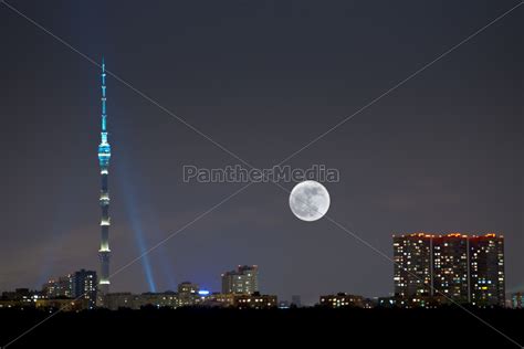 Vollmond Unter Der Stadt Lizenzfreies Foto 9847944 Bildagentur