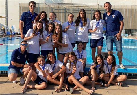 L infantil femení de waterpolo del CN Terrassa es penja el bronze al