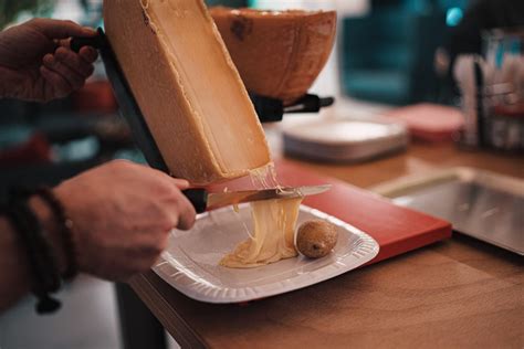 Combien De Fromage Pr Voir Par Personne Pour Une Raclette Soiree