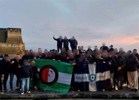 Roma Feyenoord Gli Ultr Olandesi Sono Gi In Italia Le Foto Insieme