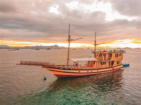 Sewa Kapal Phinisi Labuan Bajo Terbaik