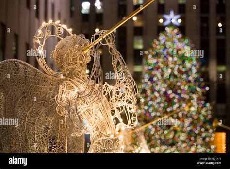 El árbol de Navidad en el Rockefeller Center con ángeles Fotografía de