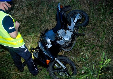 Policjanci pracowali na miejscu wypadku drogowego z udziałem motocykla