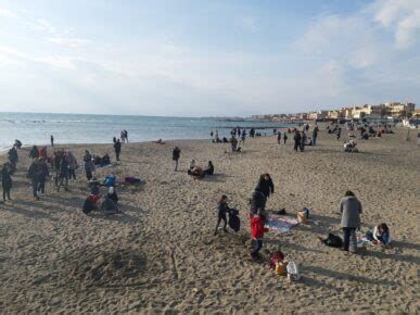 Litorale Romano Preso D Assalto Boom Di Presenze A Ostia E Torvaianica