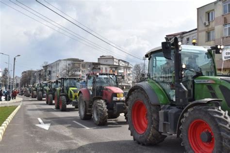 Fermierii ies în stradă cu tractoare și mașini agricole botoșănenii