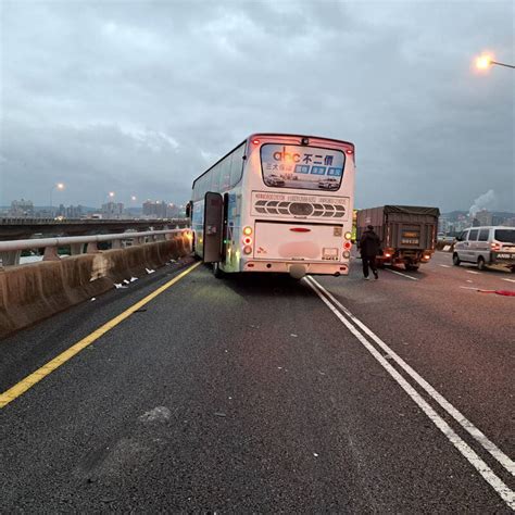 下班注意！國1五楊高架北上桃園段車禍 1駕駛命危送醫搶救 社會 自由時報電子報